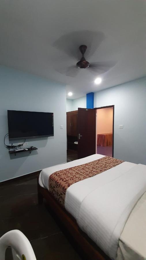 Madaparambil Residency Alwaye ภายนอก รูปภาพ